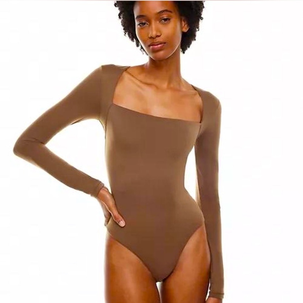 Aritizia Babaton long sleeve square neck brown bodysuit
Size xl, like new